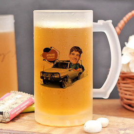  - Beyaz Arazi Arabasında Erkek Karikatürlü Bira Bardağı
