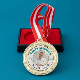  - Fotoğraflı Yılın En İyi Doktoru Madalyonu