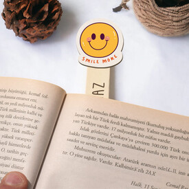  - Gülen Emoji İsimli Ahşap Kitap Okuma Ayracı