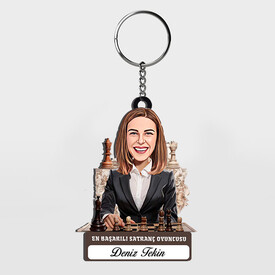  - Hediyelik - Kadın Satranç Oyuncusu Karikatürlü Anahtarlık