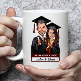Karikatürlü Üniversiteli Erkek ve Kız Arkadaş Mezuniyet Kupa Bardak - Thumbnail