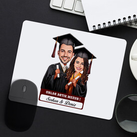  - Karikatürlü Üniversiteli Erkek ve Kız Arkadaş Mezuniyet Mousepad