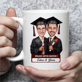 Karikatürlü Üniversiteli İki Erkek Arkadaş Mezuniyet Kupa Bardak - Thumbnail