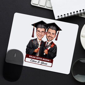  - Karikatürlü Üniversiteli İki Erkek Arkadaş Mezuniyet Mousepad