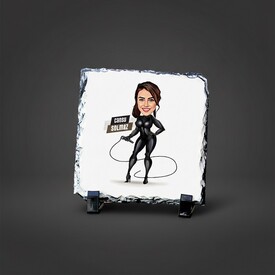  - Kırbaçlı Deri Kıyafetli Kadın Karikatürlü Taş Blok