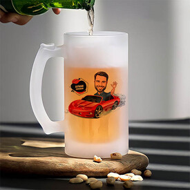 Kırmızı Spor Arabada Hız Yapan Erkek Karikatürlü Bira Bardağı - Thumbnail