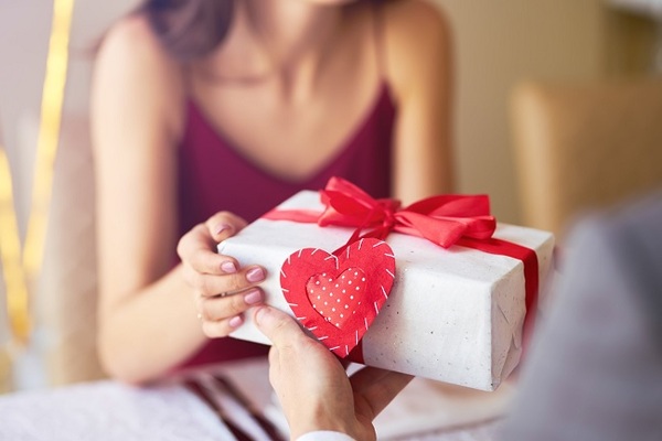 Sevgilinizle Aşkınızı Tazeleyebileceğiniz 25 Romantik Hediye