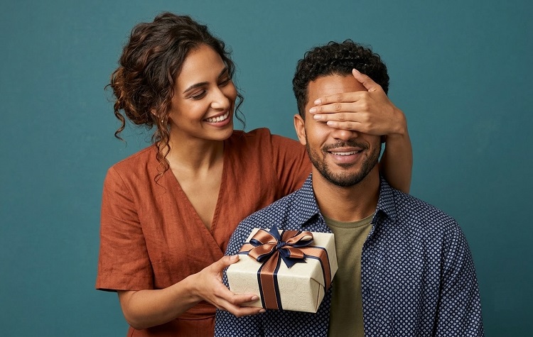 Sevgiliye Romantik Bir Hediye Nasıl Seçilir?