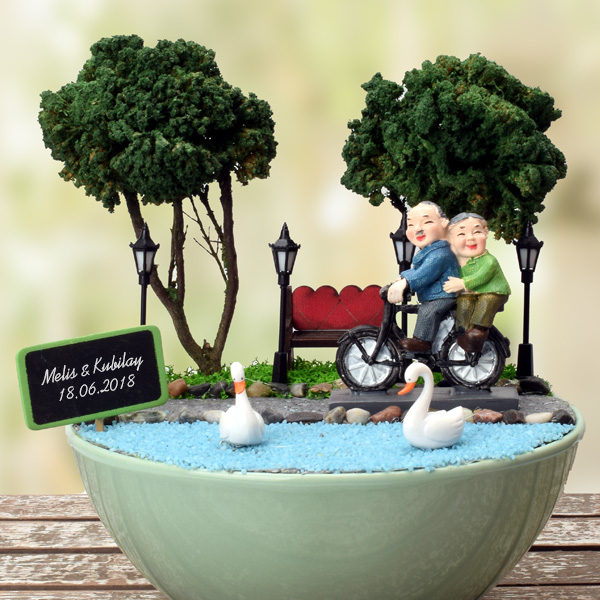 Yaşlı Çiftler Gençliklerini Yaşıyor Minyatür Bahçe